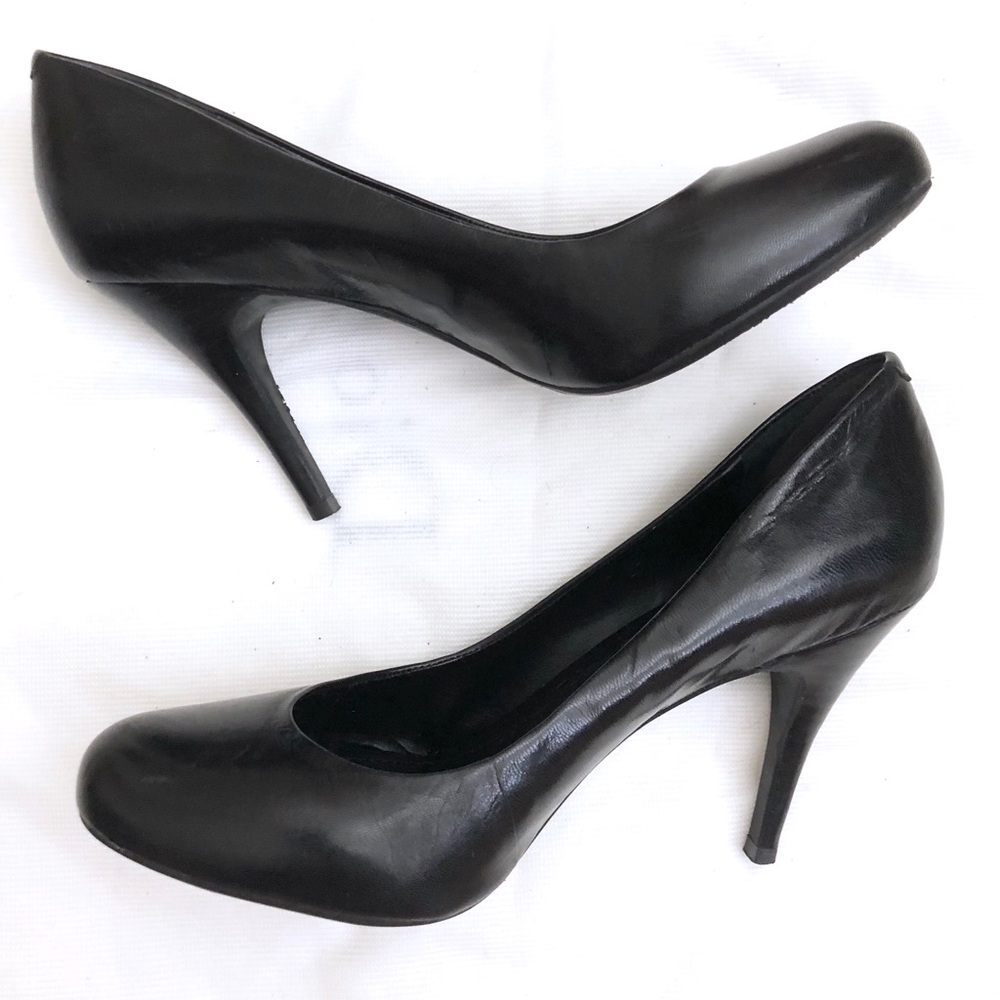 Classic black BCBG round toe pumps